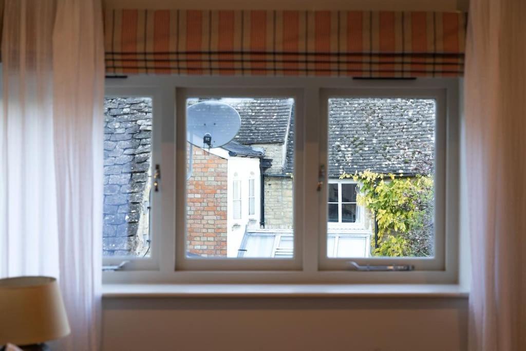 Amarelo Apartment, Central Charlbury, 1 Super King Bed Exterior photo