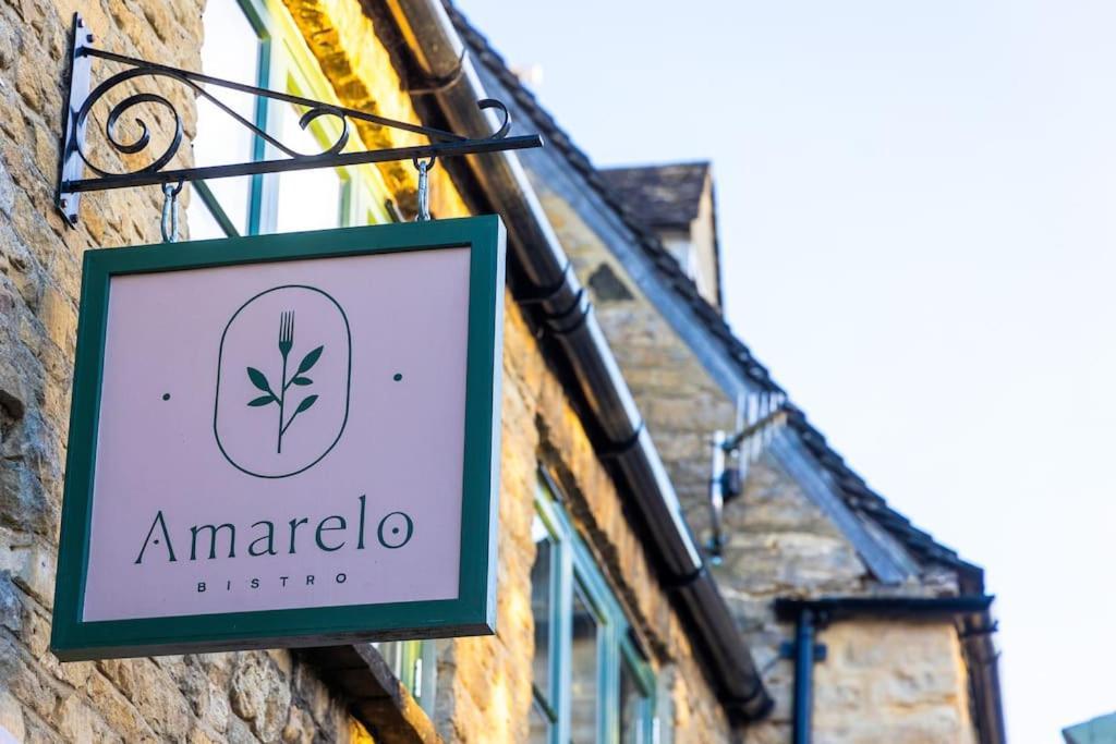 Amarelo Apartment, Central Charlbury, 1 Super King Bed Exterior photo